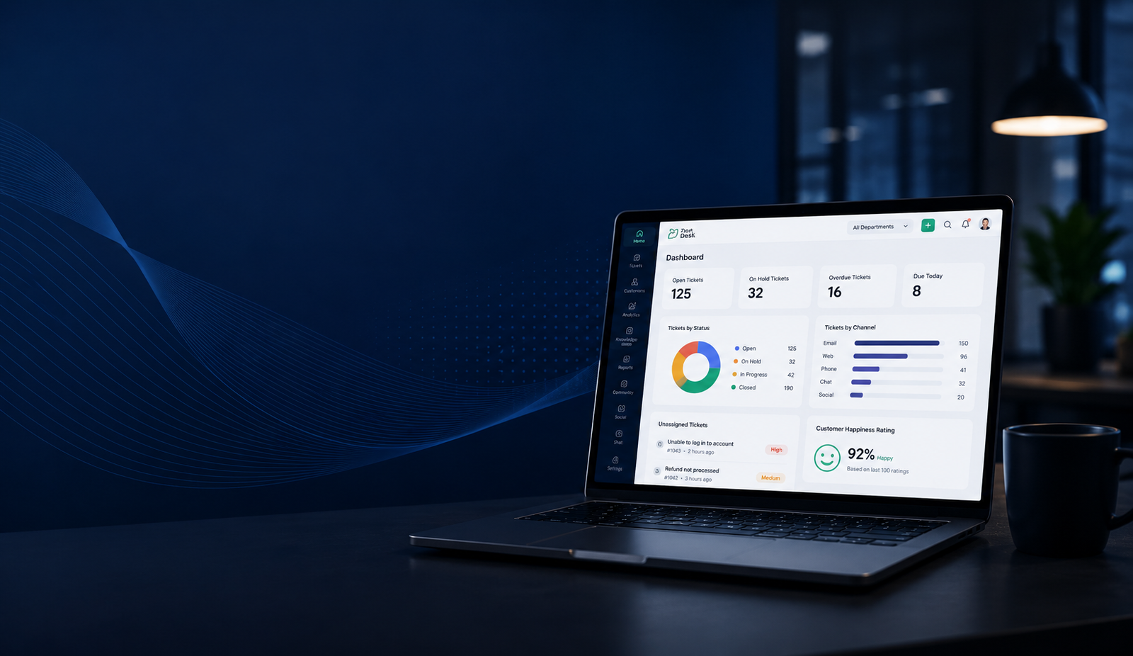 Bærbar computer med Zoho Desk dashboard på skærmen i mørkeblåt moderne kontormiljø med fokus på kundeservice og supportstyring.